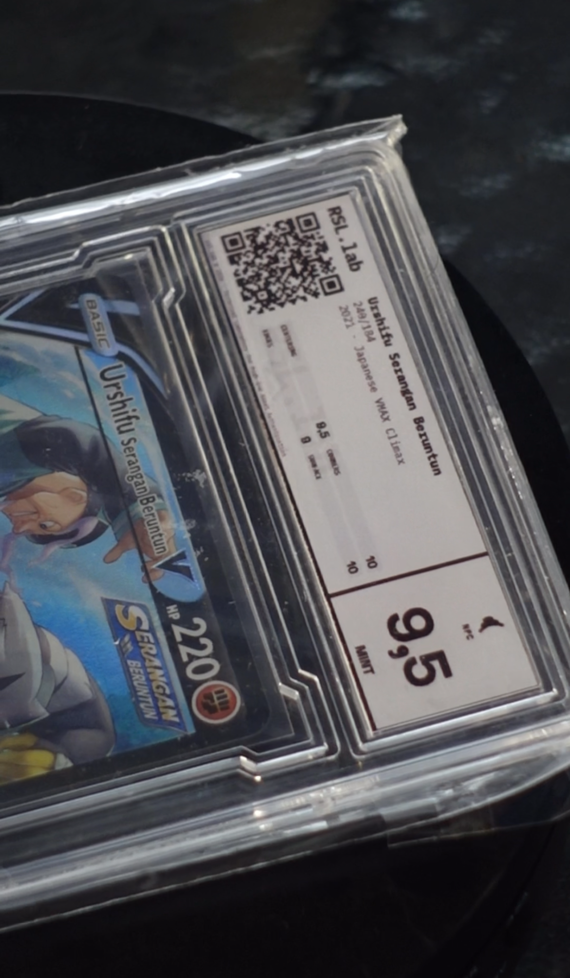 RSL.lab graded slab label for a Japanese Urshifu VMAX card, scored 9.5 MINT